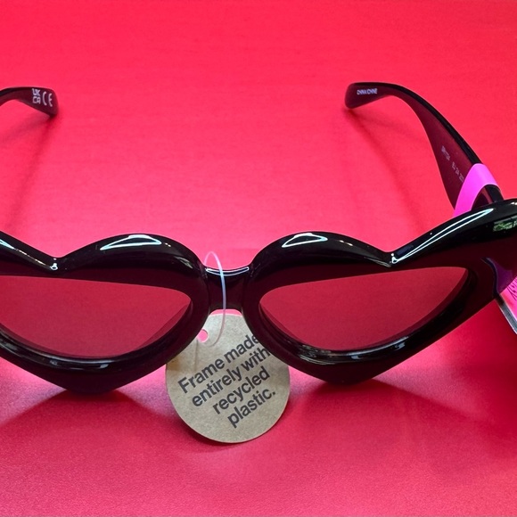 Adorable Betsey Johnson Heart Mirrored Sunglasses. NWT. 🥰 - Picture 5 of 6